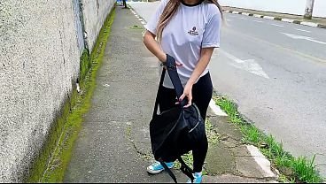 教師が生徒を車で送った後、学校の前の車の中で彼女とセックスした。 