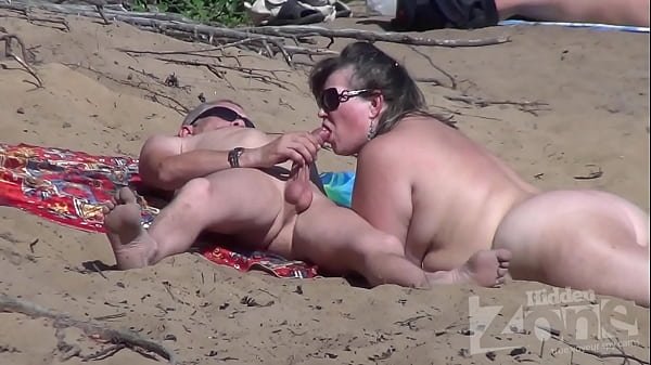 Seks oral di pantai telanjang 
