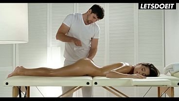 Une stimulation profonde des doigts sur la table de massage se transforme en une position du missionnaire jusqu’aux couilles 